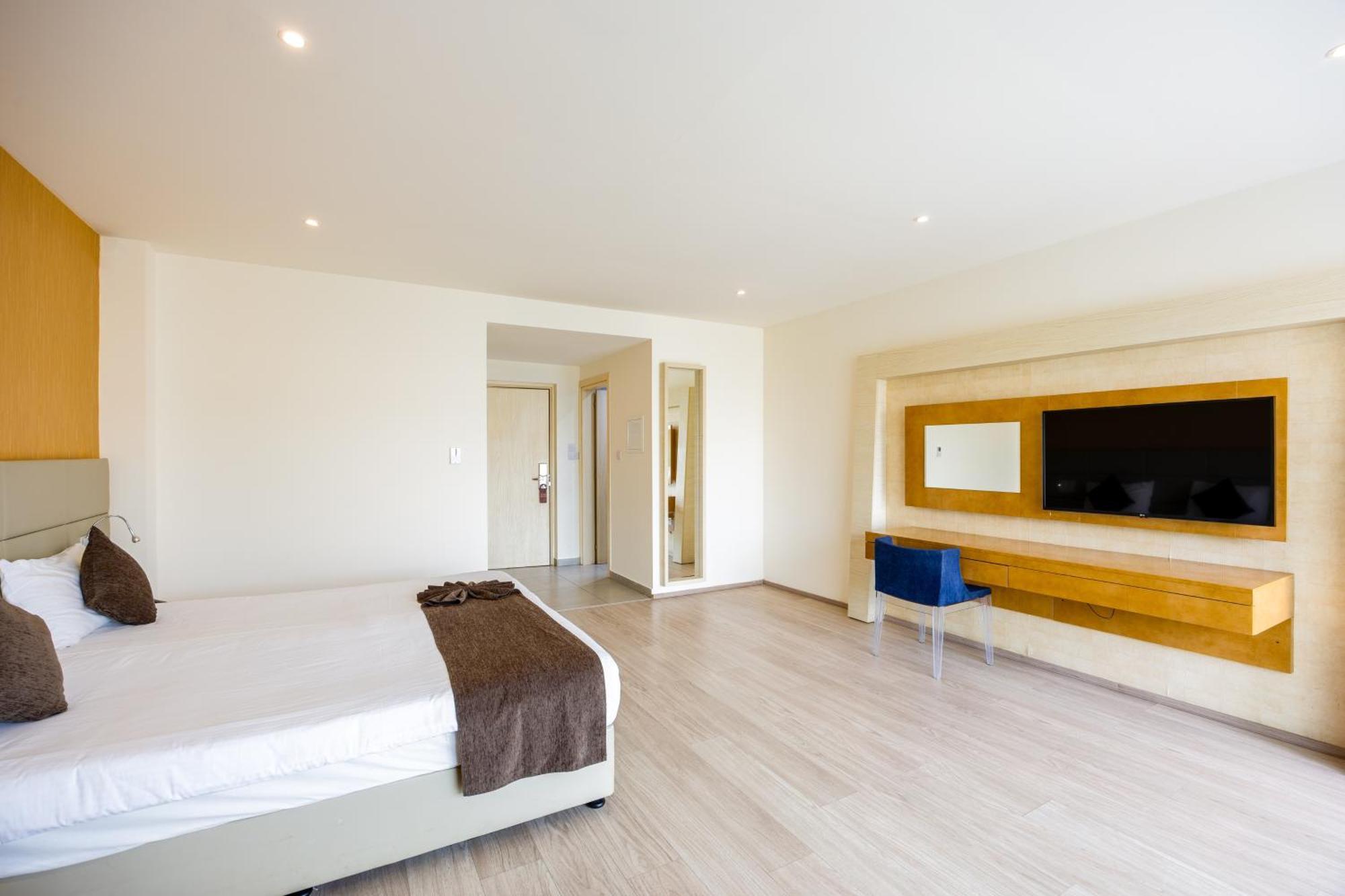 Melpo Antia Hotel & Suites Agia Napa Buitenkant foto