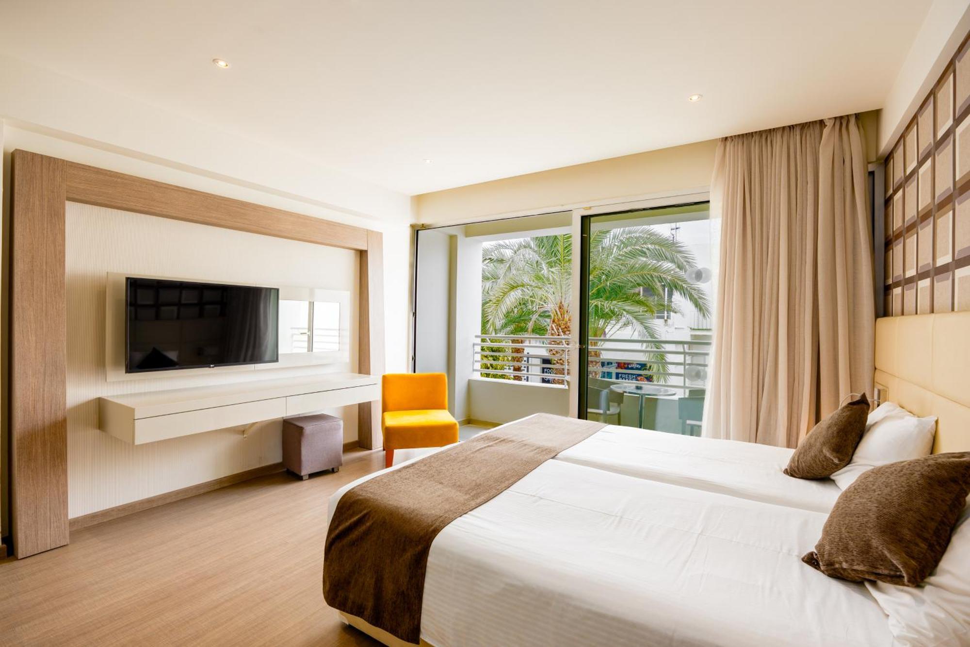 Melpo Antia Hotel & Suites Agia Napa Buitenkant foto