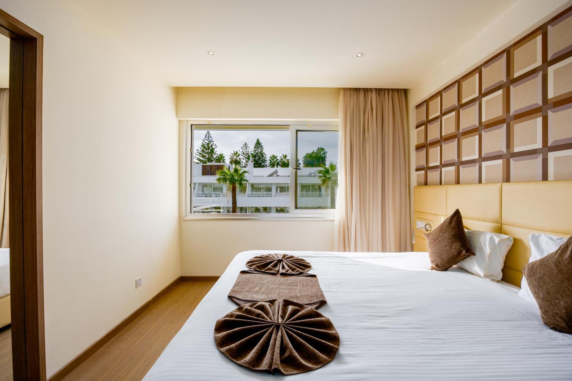 Melpo Antia Hotel & Suites Agia Napa Buitenkant foto