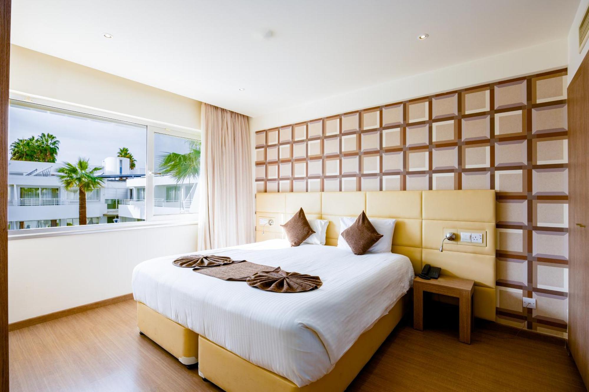 Melpo Antia Hotel & Suites Agia Napa Buitenkant foto